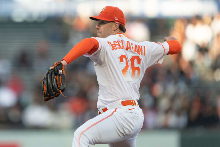 SF Giants starting pitcher Anthony DeSclafani pitches during the first inning against the San Diego Padres at Oracle Park on June 20, 2023.